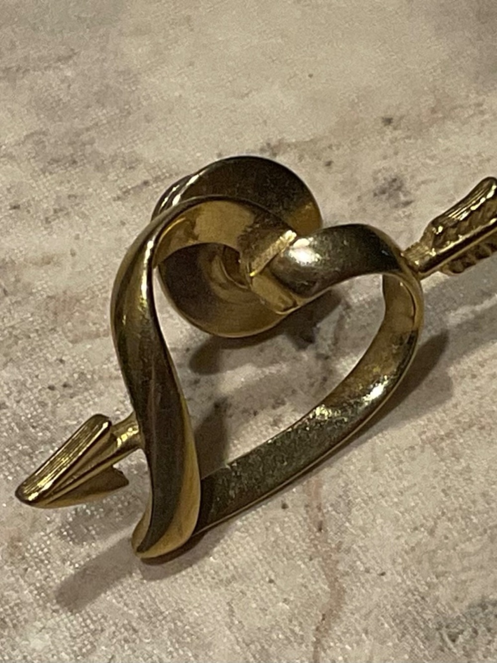 Avon Lapel Pin Love Struck Vintage goldtone Heart 1”